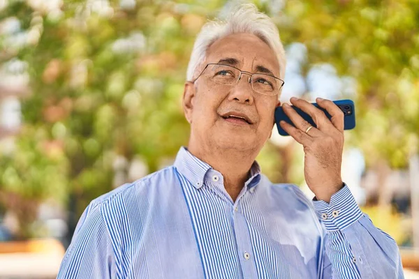 Homem Sênior Ouvindo Mensagem Áudio Pelo Smartphone Parque — Fotografia de Stock