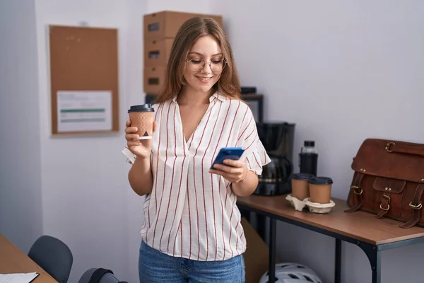Ung Blond Kvinna Företagare Som Använder Smartphone Dricka Kaffe Kontoret — Stockfoto