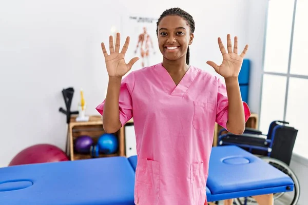 아프리카계 여성은 클리닉에서 일하고 있습니다 자신감 행복하게 웃으면서 손가락으로 손가락을 — 스톡 사진