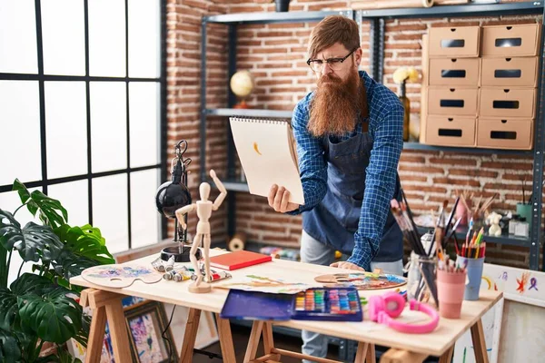 Jovem Ruiva Homem Artista Olhando Desenhar Com Expressão Séria Estúdio — Fotografia de Stock