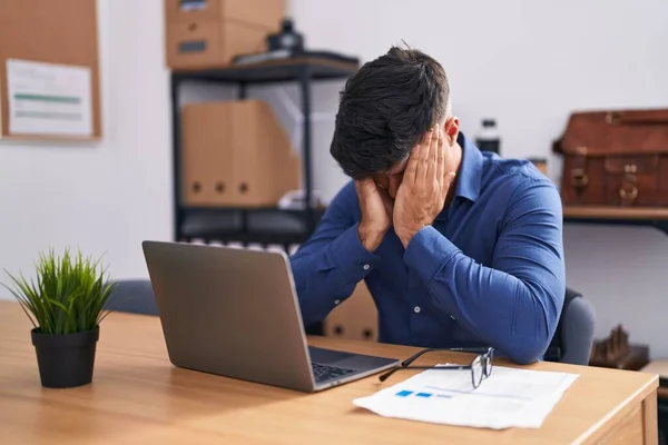 Jeune Homme Hispanique Travailleur Affaires Stressé Utilisant Ordinateur Portable Bureau — Photo