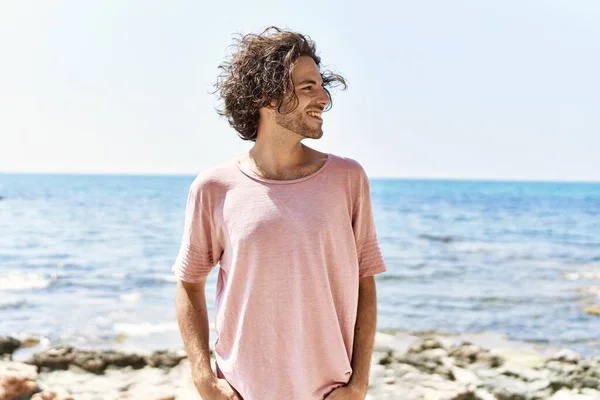 Ung Latinamerikansk Man Ler Lycklig Stående Stranden — Stockfoto