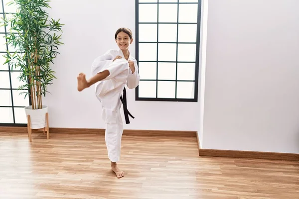 Jeune Fille Hispanique Faisant Des Arts Martiaux Studio Entraînement — Photo