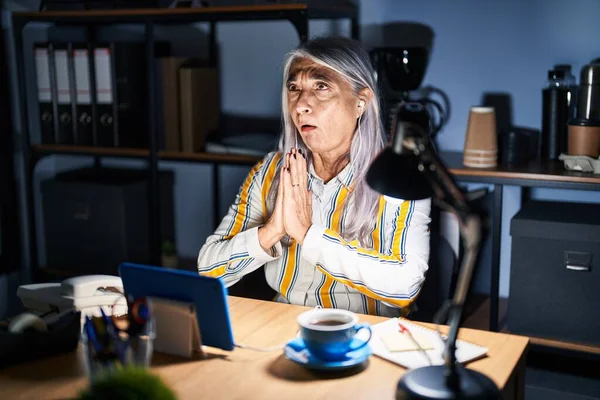 Mujer Mediana Edad Con Pelo Gris Trabajando Oficina Por Noche —  Fotos de Stock