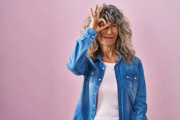 Mujer Mediana Edad Pie Sobre Fondo Rosa Haciendo Buen Gesto —  Fotos de Stock