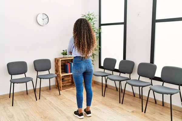 Ung Latinamerikansk Kvinna Baksidan Tittar Klocka Stående Väntrummet — Stockfoto