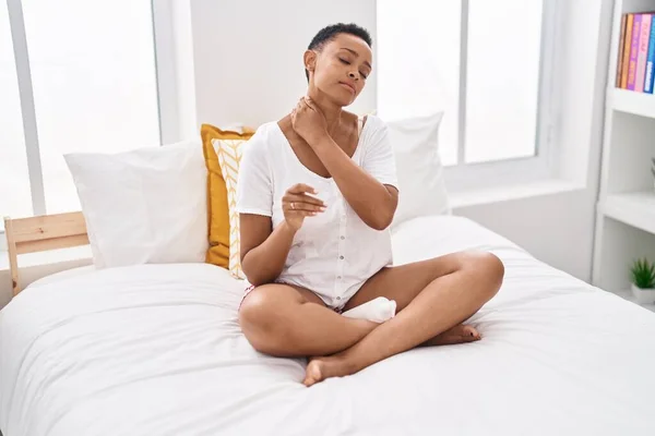 Mujer Afroamericana Aplicando Tratamiento Piel Sentada Cama Dormitorio —  Fotos de Stock