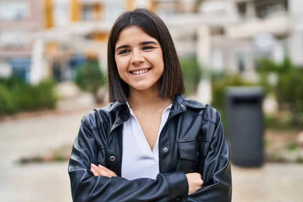 Jovem Bela Mulher Hispânica Com Braços Cruzados Gesto Parque — Fotografia de Stock