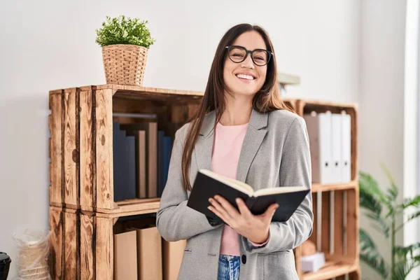 Joven Psicóloga Sonriendo Libro Lectura Segura Centro Psicología — Foto de Stock