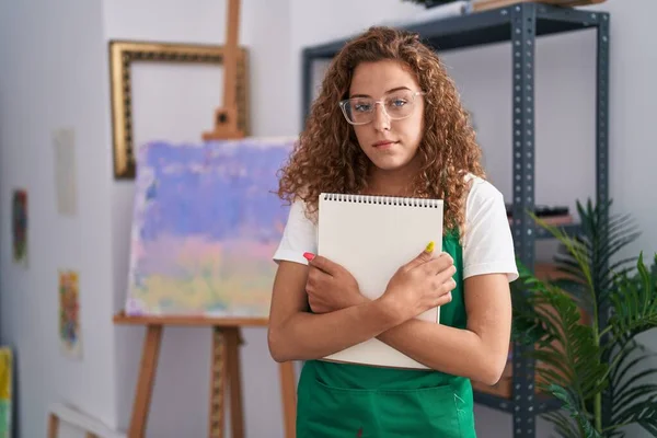 Νεαρή Καυκάσια Γυναίκα Κρατώντας Σημειωματάριο Τέχνης Χαλαρό Σοβαρή Έκφραση Στο — Φωτογραφία Αρχείου
