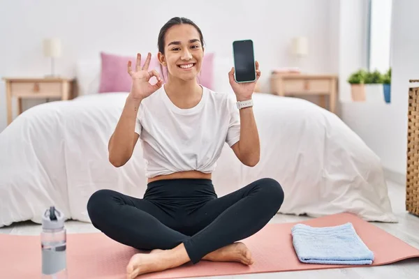 Jeune Femme Sud Asiatique Faisant Tapis Yoga Tenant Smartphone Montrant — Photo