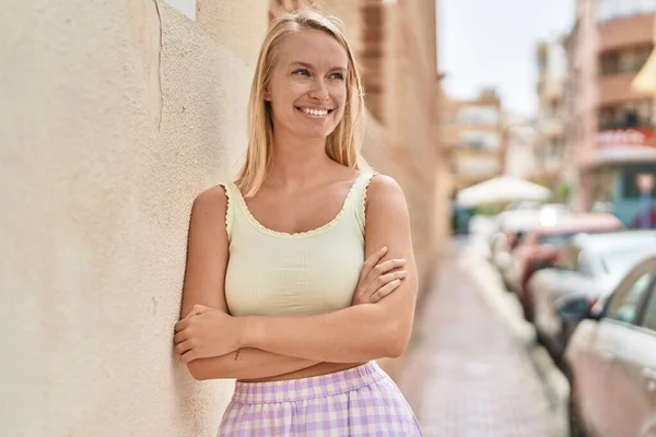 Joven Mujer Rubia Sonriendo Confiada Pie Con Los Brazos Cruzados —  Fotos de Stock