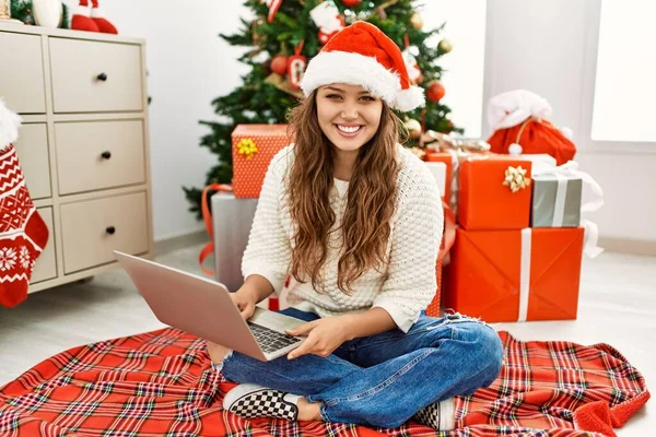 Jovem Bela Mulher Hispânica Usando Laptop Sentado Árvore Natal Casa — Fotografia de Stock