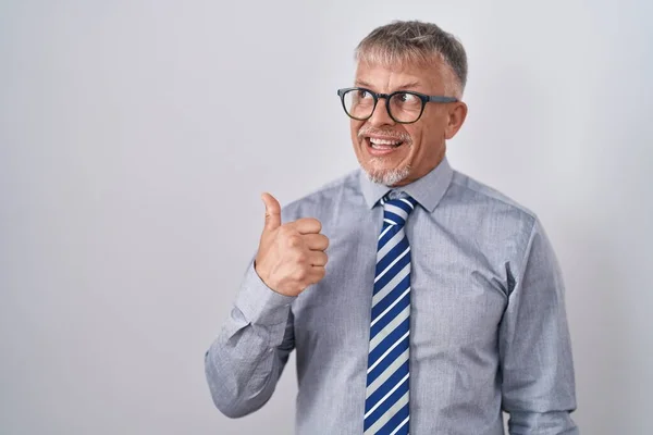 Latynoski Biznesmen Siwymi Włosami Okularach Uśmiechnięty Szczęśliwym Wyglądem Twarzy Skierowany — Zdjęcie stockowe