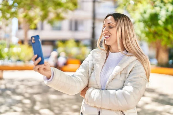 Young Woman Smiling Confident Having Video Call Park — Stockfoto