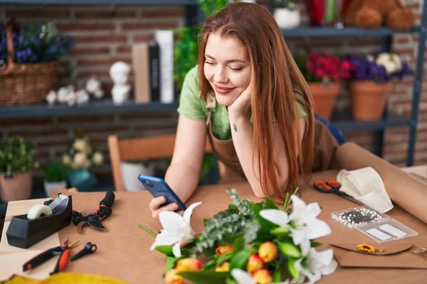 Junge Rothaarige Floristin Lächelt Selbstbewusst Mit Smartphone Blumenladen — Stockfoto