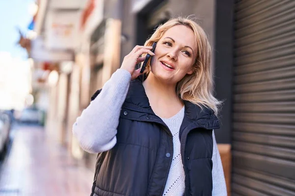 Jeune Femme Blonde Souriant Confiant Parler Sur Smartphone Rue — Photo