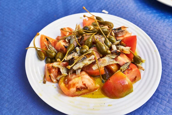 紙面に健康的なトマトと魚のサラダのプレート — ストック写真