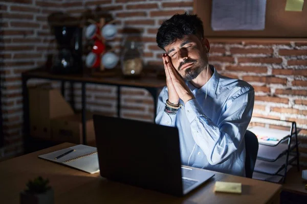 Mladý Hispánec Vousy Pracuje Kanceláři Noci Spí Unavený Snění Pózuje — Stock fotografie