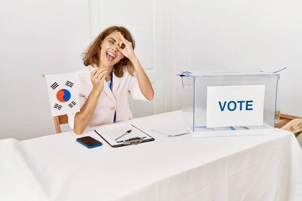 Mulher Caucasiana Bonita Eleição Campanha Política Segurando Bandeira Sul Coreana — Fotografia de Stock