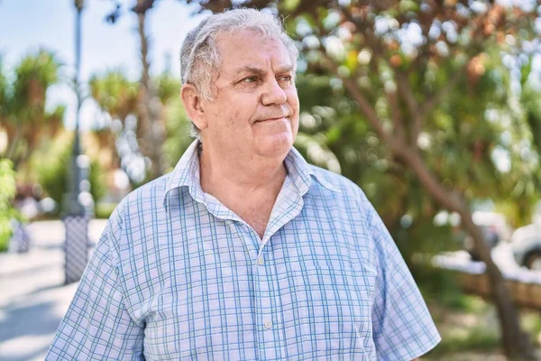 Hombre Pelo Gris Mediana Edad Sonriendo Confiado Caminando Parque — Foto de Stock