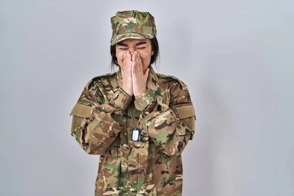 Jonge Zuid Aziatische Vrouw Camouflage Legeruniform Ruikt Iets Stinkends Walgelijks — Stockfoto