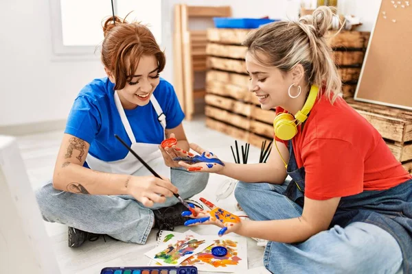 Deux Artistes Étudiantes Femmes Souriantes Heureux Peinture Mains École Art — Photo