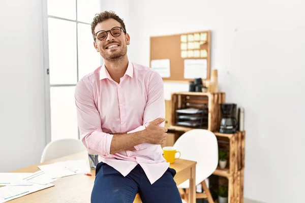 Joven Hombre Hispano Sonriendo Confiado Con Los Brazos Cruzados Gesto — Foto de Stock