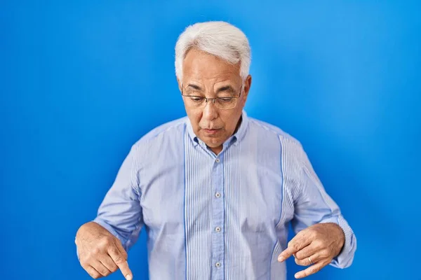 Hispanic Senior Man Wearing Glasses Pointing Fingers Showing Advertisement Surprised — Stock Photo, Image