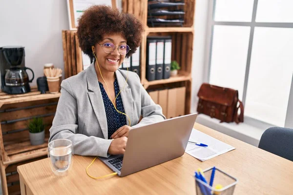 Africano Americano Mulher Trabalhador Negócios Usando Laptop Fones Ouvido Trabalhando — Fotografia de Stock