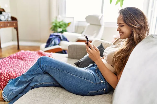 Junge Hispanische Mädchen Mit Smartphone Hause Auf Dem Sofa — Stockfoto