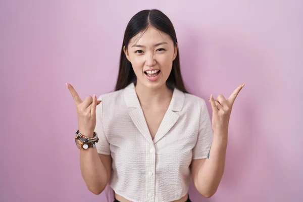 Chinês Jovem Mulher Sobre Fundo Rosa Gritando Com Expressão Louca — Fotografia de Stock