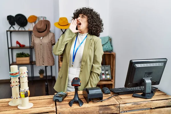 小売店のマネージャーとして働いている若い中東の女性は大声で叫び 口の上で手で横に大声で叫ぶ コミュニケーションの概念 — ストック写真