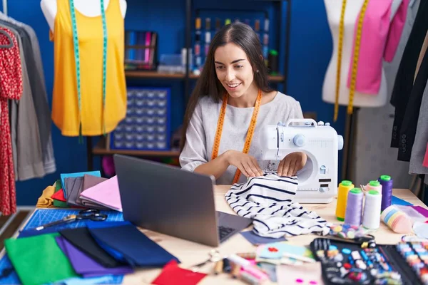 Ung Vacker Latinamerikansk Kvinna Skräddare Med Symaskin Och Laptop Klädfabrik — Stockfoto