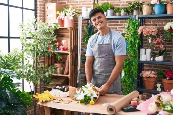 Jovem Florista Hispânico Fazer Buquê Flores Loja Flores — Fotografia de Stock