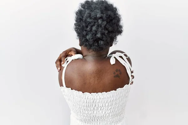 Mujer Africana Joven Pie Sobre Fondo Blanco Aislado Abrazándose Feliz — Foto de Stock
