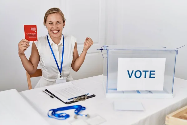 Jeune Femme Blonde Élection Campagne Politique Tenant Passeport Suisse Criant — Photo