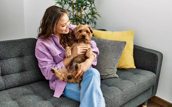 Evdeki Kanepede Oturan Güzel Spanyol Bir Kadın Köpeğe Sarılıyor — Stok fotoğraf