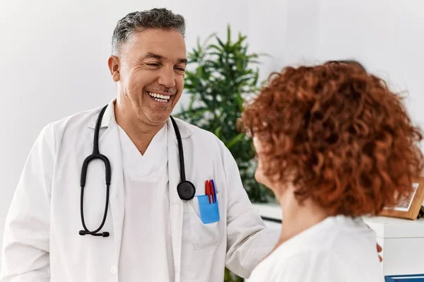 Uomo Donna Mezza Età Che Indossano Uniforme Del Medico Con — Foto Stock