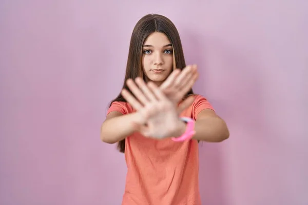 Adolescente Chica Pie Sobre Rosa Fondo Rechazo Expresión Cruzando Brazos —  Fotos de Stock