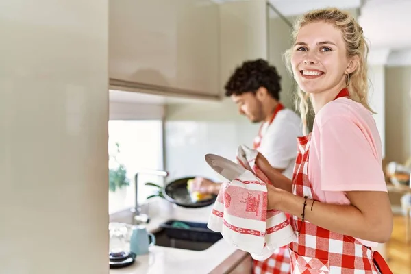 Casal Jovem Sorrindo Pratos Lavagem Felizes Cozinha — Fotografia de Stock