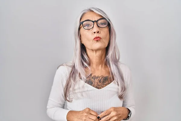 Μεσήλικη Γυναίκα Γκρίζα Μαλλιά Στέκεται Πάνω Από Λευκό Φόντο Κοιτάζοντας — Φωτογραφία Αρχείου