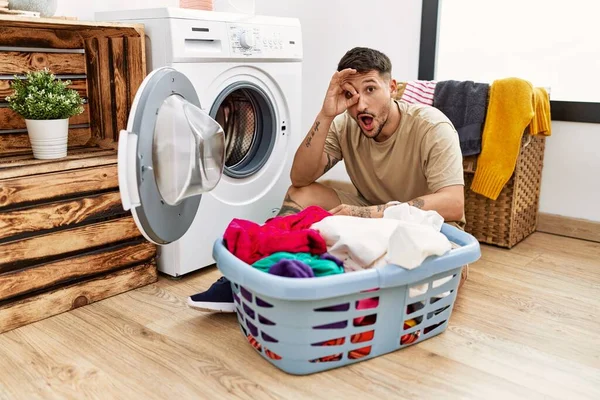 Kirli Çamaşırları Çamaşır Makinesine Koyan Genç Yakışıklı Adam Şaşırmış Yüz — Stok fotoğraf