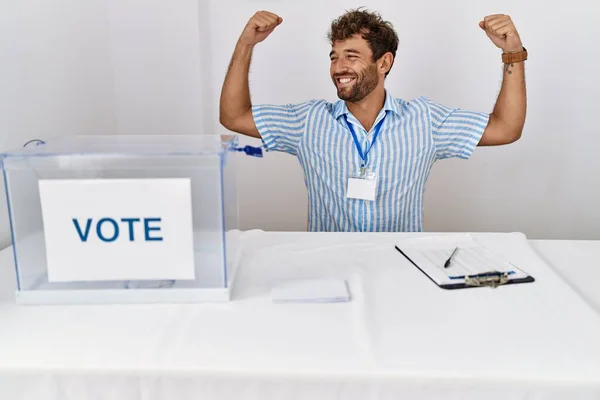 Ung Flot Mand Ved Politisk Valg Der Sidder Ved Afstemning - Stock-foto