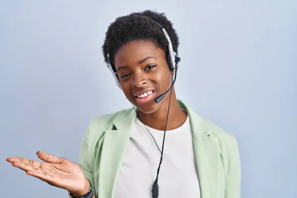 Mujer Afroamericana Con Auriculares Agente Call Center Sonriendo Alegre Presentando — Foto de Stock