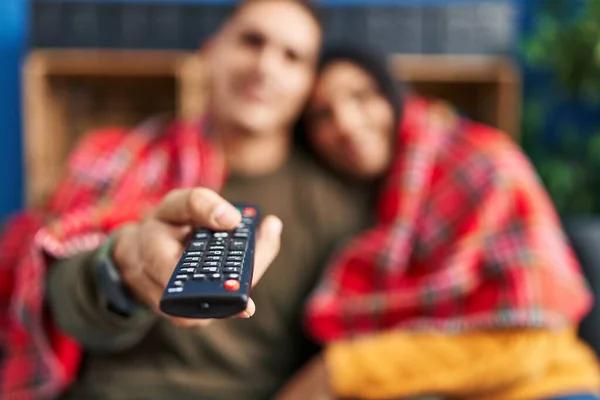 Erkek Kadın Çift Birbirlerine Sarılıyorlar Evde Televizyon Izliyorlar — Stok fotoğraf