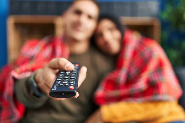 Homem Mulher Casal Abraçando Uns Aos Outros Assistindo Casa — Fotografia de Stock