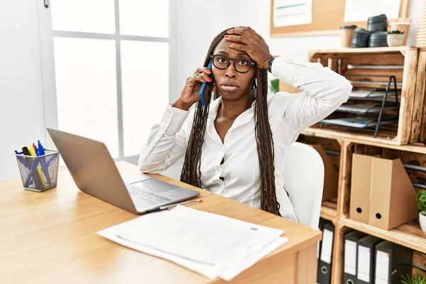 Femme Noire Avec Des Tresses Travaillant Bureau Parlant Téléphone Inquiète — Photo