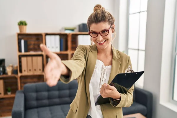 Ung Kvinna Som Arbetar Konsultation Kontor Ler Vänlig Erbjuder Handslag — Stockfoto