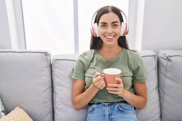 Genç Güzel Spanyol Kadın Evde Kahve Içerek Müzik Dinliyor — Stok fotoğraf